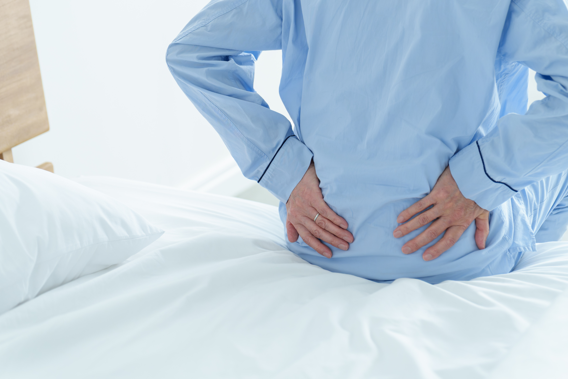仰向けや起床時に腰がつらい様子